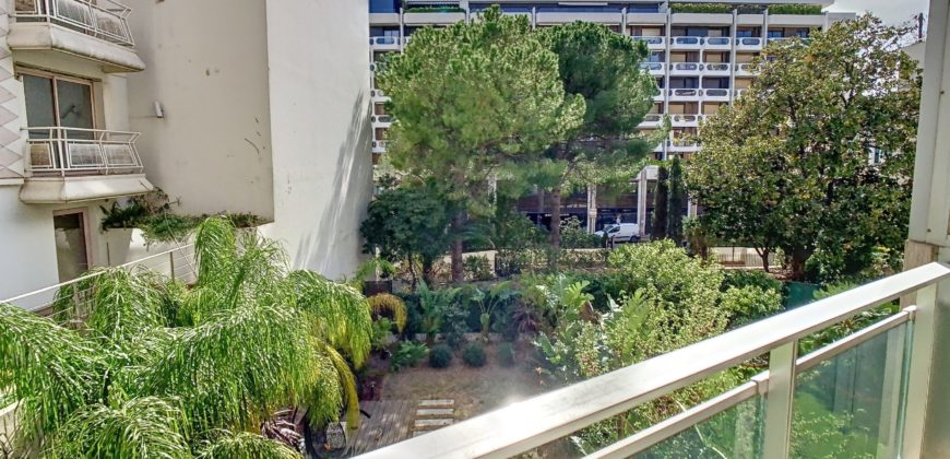 1 PIÈCE 38 M² AGREABLE STUDIO DONNANT SUR JARDINS A CÔTÉ DU CARLTON