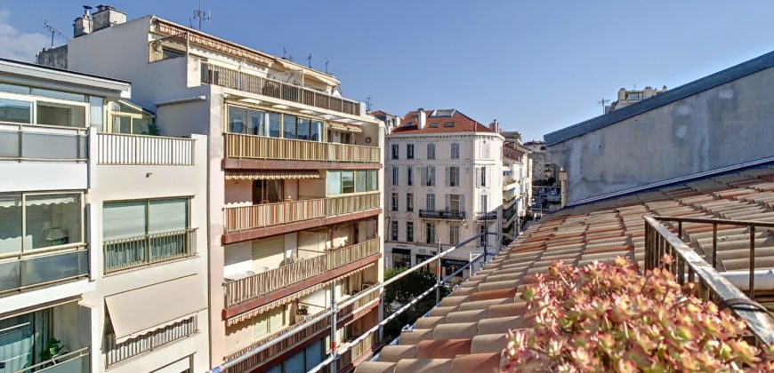 CHARMANT 3 PIÈCES ATYPIQUE ET ANCIEN EN PLEIN CENTRE DE CANNES